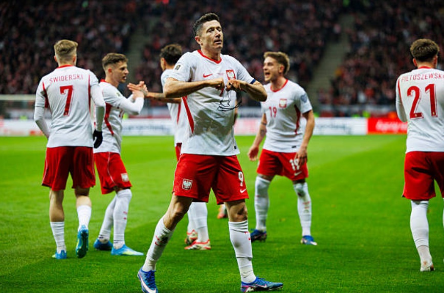 Lewandowski tỏa s&aacute;ng gi&uacute;p Ba Lan đi tiếp.
