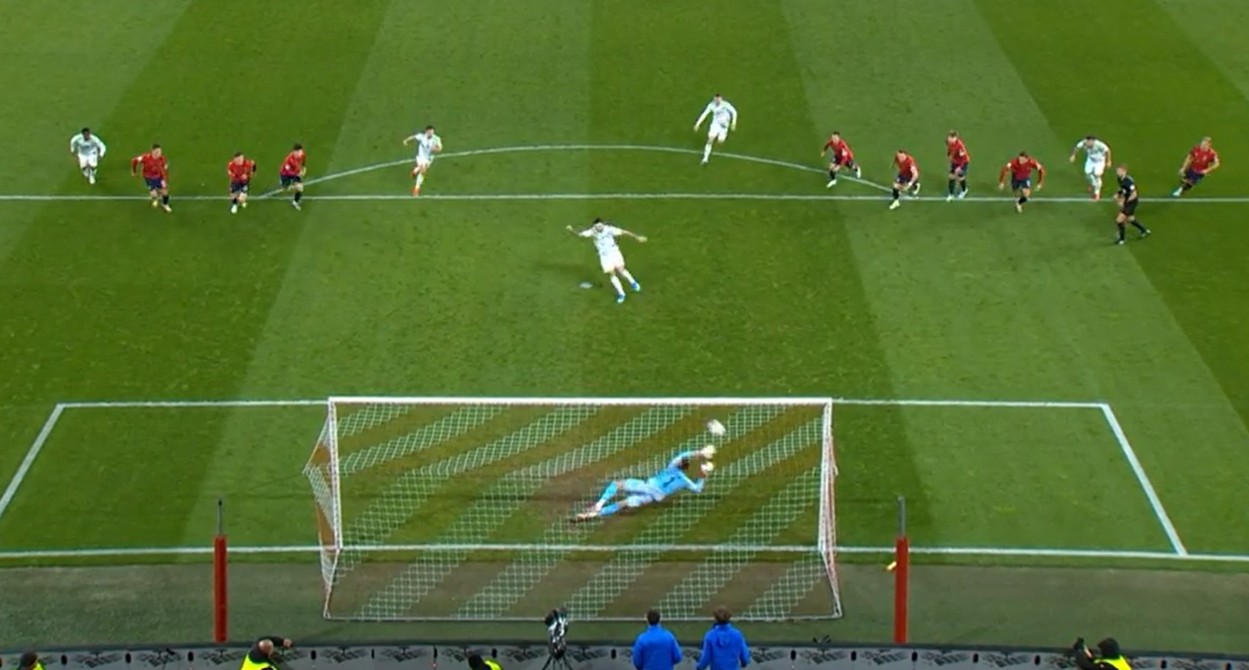 Thủ th&agrave;nh Matej Kovar h&oacute;a người h&ugrave;ng ở loạt s&uacute;t lu&acirc;n lưu.