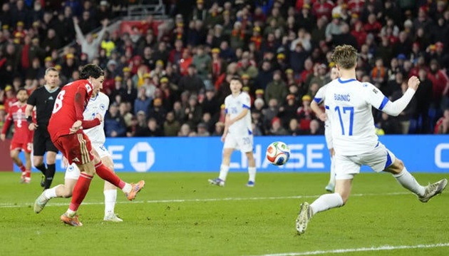 Wilson kh&ocirc;ng thể g&aacute;nh cả tập thể Xứ Wales