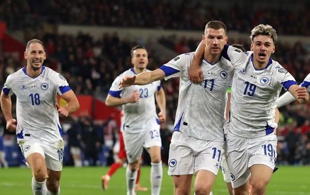 Dzeko vẫn l&agrave; đầu t&agrave;u của Bosnia d&ugrave; đ&atilde; cao tuổi.