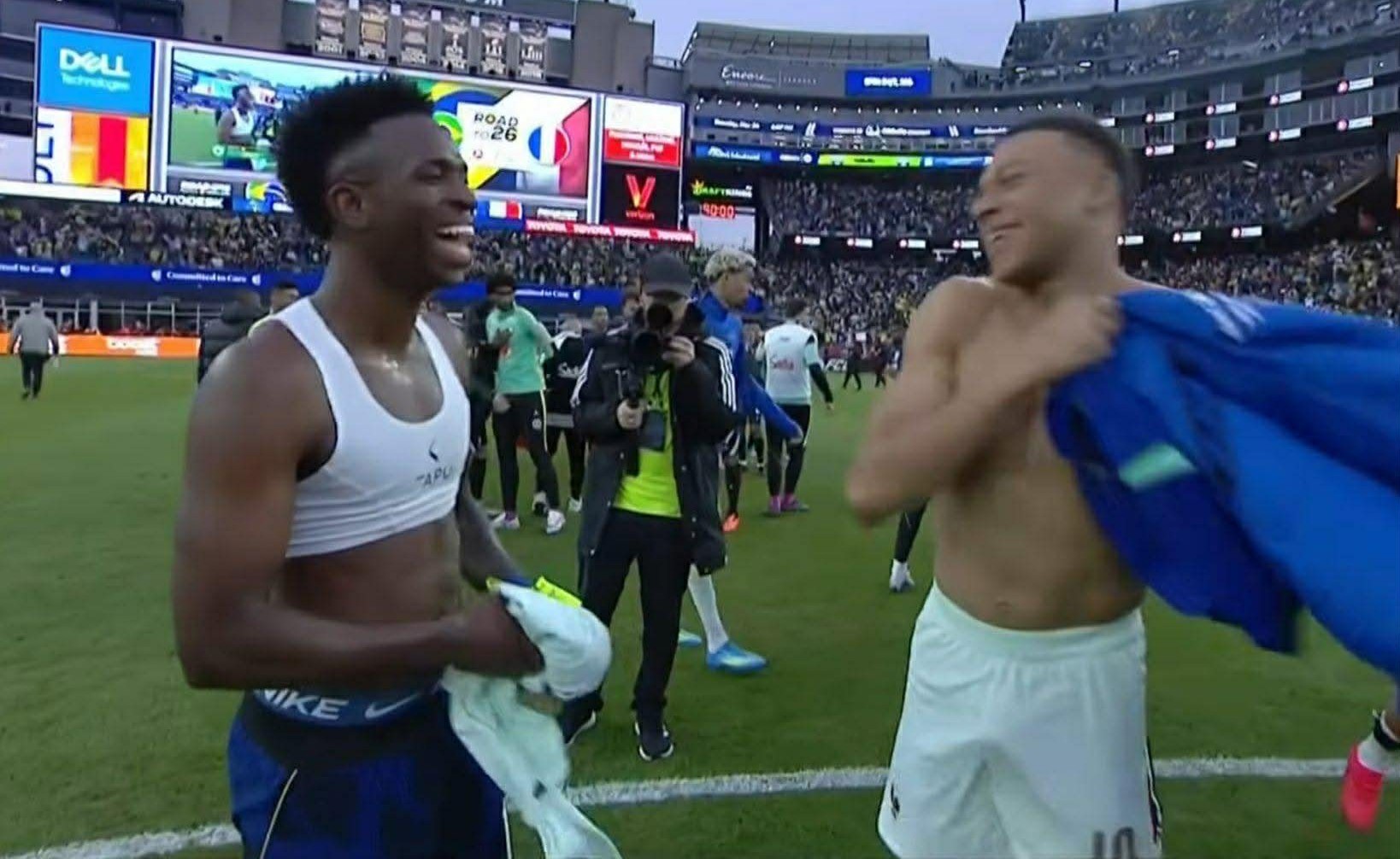 Vinicius v&agrave; khoảnh khắc khiến người h&acirc;m mộ băn khoăn.