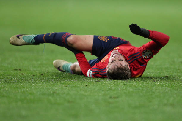 Những chấn thương đ&atilde; h&agrave;nh hạ sự nghiệp của Gavi.