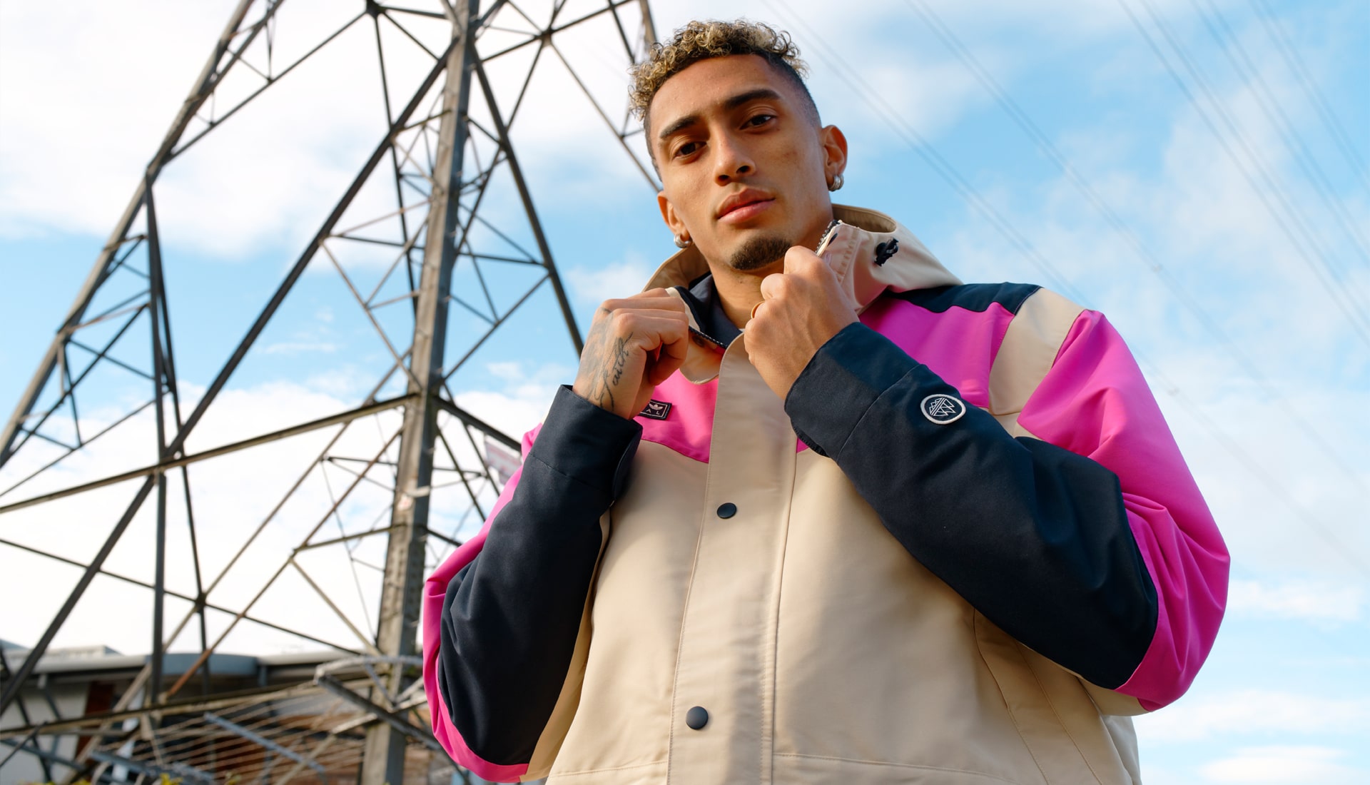 B&oacute;ng đ&aacute; hiện đại l&agrave; s&acirc;n khấu thời trang lớn.