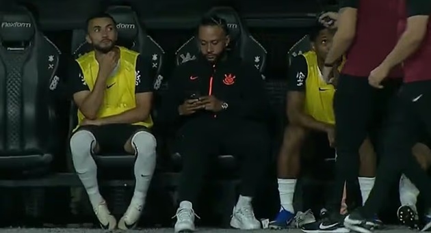 Ảnh bài viết Memphis Depay nguy cơ bị treo giò 6 trận vì dùng điện thoại