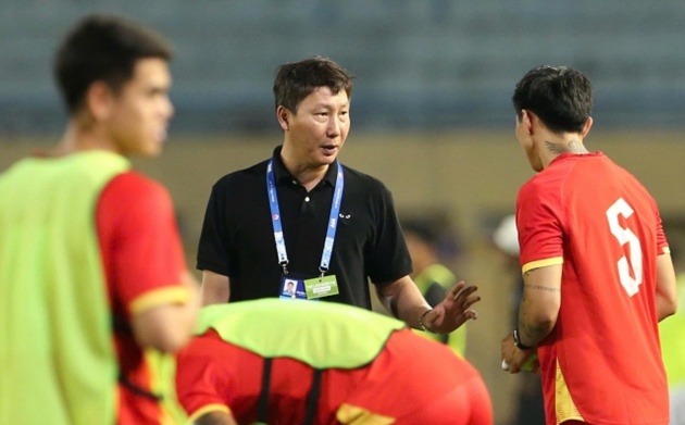 HLV Kim Sang Sik biến Việt Nam th&agrave;nh tập thể kh&oacute; bị đ&aacute;nh bại