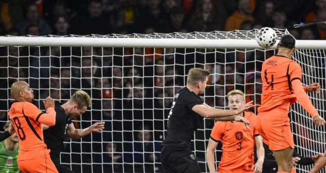 Van Dijk đ&aacute;nh đầu tung lưới Na Uy.