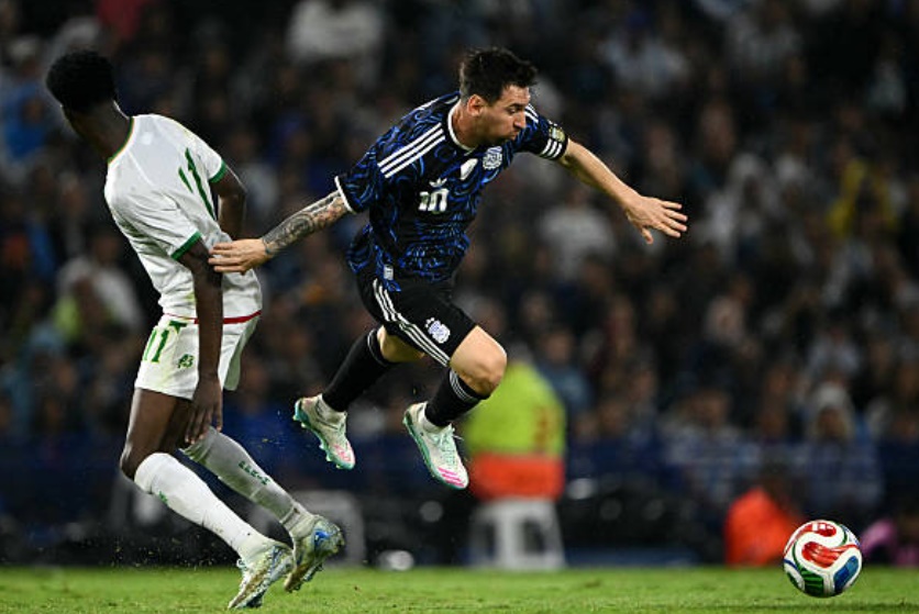 Messi được tung v&agrave;o s&acirc;n trong hiệp hai.