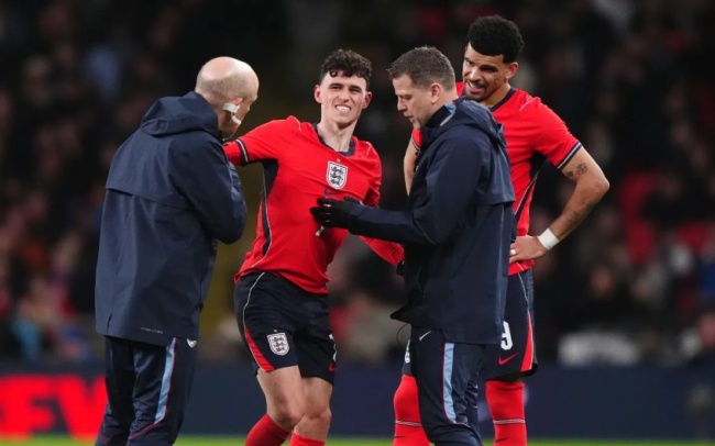 Foden d&iacute;nh chấn thương sau va chạm với Araujo.