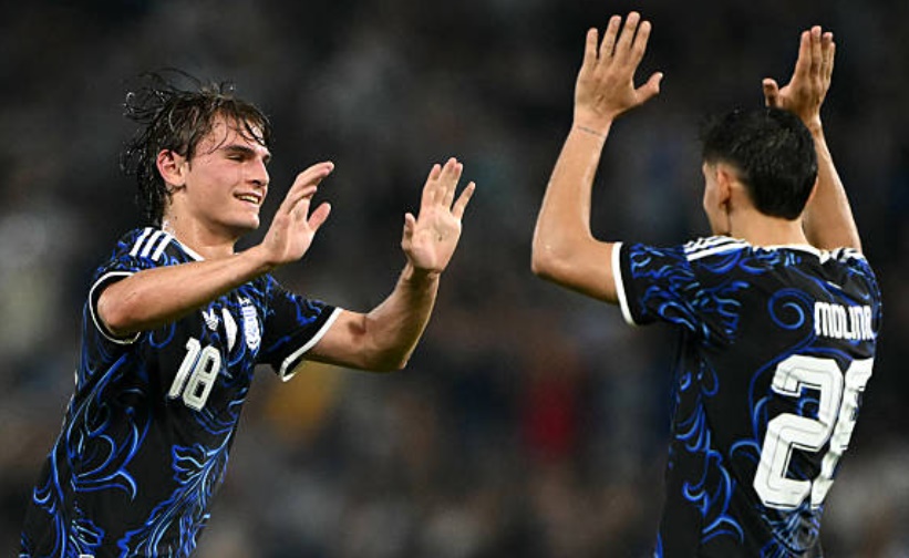 Nico Paz s&uacute;t phạt đẹp mắt gi&uacute;p Argentina gi&agrave;nh thắng lợi.