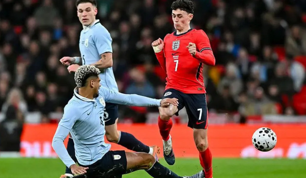 Araujo lẽ ra phải bị đuổi sau t&igrave;nh huống v&agrave;o b&oacute;ng nguy hiểm n&agrave;y.