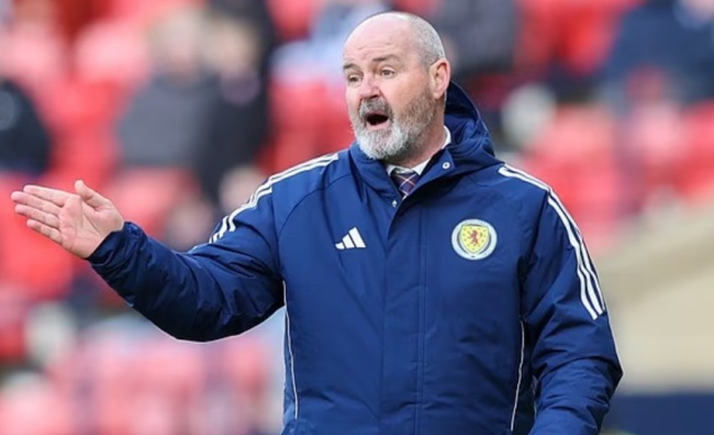 HLV Steve Clarke ph&agrave;n n&agrave;n về một số CĐV Scotland.