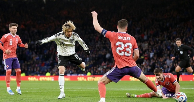 Junya Ito ghi b&agrave;n cho Nhật Bản.