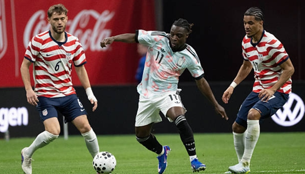 Doku tỏa s&aacute;ng trước v&ograve;ng v&acirc;y c&aacute;c cầu thủ tuyển Mỹ.