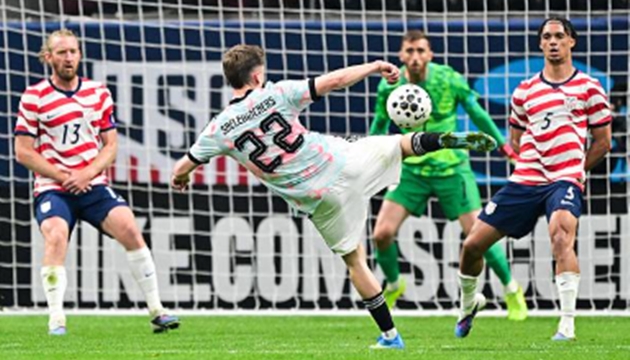 H&agrave;ng thủ đội tuyển Mỹ sụp đổ nhanh ch&oacute;ng.