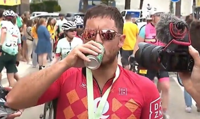 Ảnh bài viết Eden Hazard gây sốt khi uống bia ngay sau khi đạp xe 167km