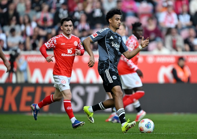 Nathaniel Brown l&agrave; hậu vệ tr&aacute;i đầy tiềm năng.