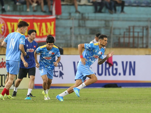 Đỗ Hoàng Hên (phải) là nhân tố của ĐT Việt Nam được truyền thông Malaysia quan tâm. Ảnh: VFF