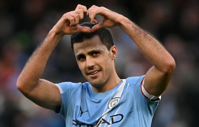 Rodri trong m&agrave;u &aacute;o Man City.