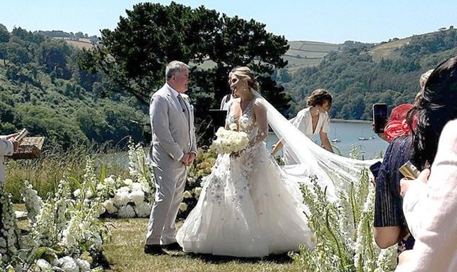 Richard Keys v&agrave; người vợ trẻ.