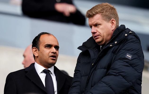 Người hâm mộ đang đổ lỗi cho Lange (phải) và Venkatesham (trái).