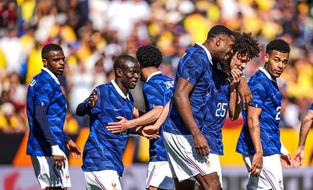 D&agrave;n sao trẻ gi&uacute;p tuyển Ph&aacute;p thị uy sức mạnh.