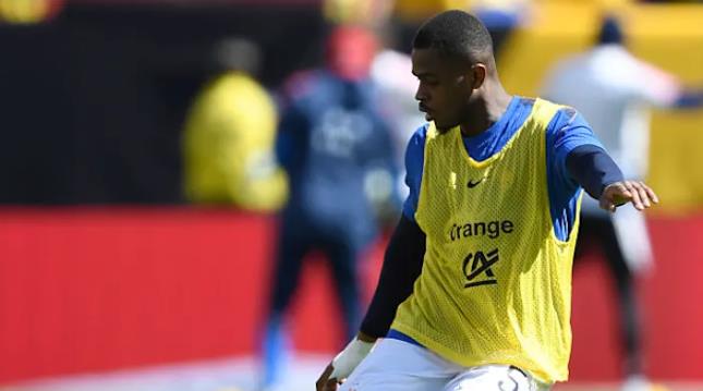 Pierre Kalulu – 6/10: Trong lần thứ hai đá chính cho ĐTQG, hậu vệ phải của AC Milan gặp đôi chút khó khăn trước tốc độ của Luis Díaz ở những phút đầu. Tuy nhiên, anh dần bắt nhịp và chơi tự tin hơn, góp dấu giày vào bàn thắng nâng tỷ số lên 2-0.

Maxence Lacroix – 6/10: Màn ra mắt ấn tượng của trung vệ này. Anh thể hiện sự chắc chắn trong phòng ngự cùng nền tảng thể lực sung mãn, chứng minh bản thân là một lựa chọn đáng tin cậy cho HLV Didier Deschamps.

Lucas Hernandez – 6/10: Dù ít được ra sân ở CLB, Hernandez vẫn cho thấy kinh nghiệm dày dặn của một trụ cột. Anh có một pha cứu thua xuất thần ở phút 15, bù đắp cho vài tình huống bị đối phương khai thác khoảng trống sau lưng.

Lucas Digne – 5/10: Khởi đầu khá tốt nhưng sau đó hậu vệ trái của Aston Villa lại tỏ ra nhạt nhòa. Digne thiếu đi những tình huống dâng cao hỗ trợ tấn công hiệu quả cho tuyến giữa và Desire Doue.

Warren Zaire-Emery – 7/10: Tiền vệ trẻ của PSG có một trận đấu xuất sắc, hoạt động năng nổ ở cả mặt trận tấn công lẫn phòng ngự. Nếu giữ vững phong độ này, một suất dự World Cup là hoàn toàn xứng đáng với anh.

N'Golo Kante – 6/10: Trong ngày sinh nhật thứ 35 và mang băng đội trưởng, Kanté vẫn cho thấy sự bền bỉ quen thuộc. Anh hoàn thành tốt nhiệm vụ thu hồi bóng, dù có thể làm tốt hơn trong khâu phân phối.

Maghnes Akliouche – 6/10: Cầu thủ thuộc biên chế Monaco mang đến sự sáng tạo và tốc độ cho mặt trận tấn công. Pha kiến tạo chuẩn xác cho Marcus Thuram lập công (phút 41) là điểm nhấn lớn nhất của anh.

Rayan Cherki – 5/10: Tiền đạo của Man City có một ngày thi đấu dưới sức. Dù thi đấu nỗ lực và tạo ra một vài pha xử lý sáng nước ở 30 phút đầu, nhưng việc để mất bóng quá nhiều khiến anh không để lại nhiều dấu ấn.

Desire Doue – 8/10: Cầu thủ xuất sắc nhất trận đấu. Ngôi sao của PSG ghi liền hai bàn thắng đầu tiên cho ĐTQG bằng những cú sút uy lực và hiểm hóc (phút 29 và 56), tiếp tục khẳng định phong độ hủy diệt trong thời gian gần đây.

Marcus Thuram – 7/10: Sau 25 phút đầu "tàng hình", Thuram đã bùng nổ mạnh mẽ. Anh trực tiếp đánh đầu ghi bàn nâng tỷ số lên 2-0 và sau đó kiến tạo cho Doué hoàn tất cú đúp. Một trận đấu cực kỳ hiệu quả của tiền đạo này.