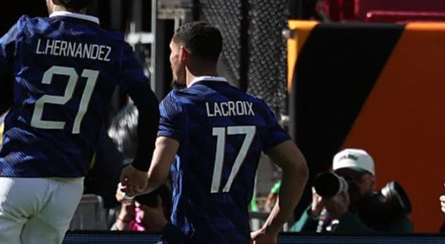 Maxence Lacroix – 6/10: Màn ra mắt ấn tượng của trung vệ này. Anh thể hiện sự chắc chắn trong phòng ngự cùng nền tảng thể lực sung mãn, chứng minh bản thân là một lựa chọn đáng tin cậy cho HLV Didier Deschamps.

Lucas Hernandez – 6/10: Dù ít được ra sân ở CLB, Hernandez vẫn cho thấy kinh nghiệm dày dặn của một trụ cột. Anh có một pha cứu thua xuất thần ở phút 15, bù đắp cho vài tình huống bị đối phương khai thác khoảng trống sau lưng.

Lucas Digne – 5/10: Khởi đầu khá tốt nhưng sau đó hậu vệ trái của Aston Villa lại tỏ ra nhạt nhòa. Digne thiếu đi những tình huống dâng cao hỗ trợ tấn công hiệu quả cho tuyến giữa và Desire Doue.

Warren Zaire-Emery – 7/10: Tiền vệ trẻ của PSG có một trận đấu xuất sắc, hoạt động năng nổ ở cả mặt trận tấn công lẫn phòng ngự. Nếu giữ vững phong độ này, một suất dự World Cup là hoàn toàn xứng đáng với anh.

N'Golo Kante – 6/10: Trong ngày sinh nhật thứ 35 và mang băng đội trưởng, Kanté vẫn cho thấy sự bền bỉ quen thuộc. Anh hoàn thành tốt nhiệm vụ thu hồi bóng, dù có thể làm tốt hơn trong khâu phân phối.

Maghnes Akliouche – 6/10: Cầu thủ thuộc biên chế Monaco mang đến sự sáng tạo và tốc độ cho mặt trận tấn công. Pha kiến tạo chuẩn xác cho Marcus Thuram lập công (phút 41) là điểm nhấn lớn nhất của anh.

Rayan Cherki – 5/10: Tiền đạo của Man City có một ngày thi đấu dưới sức. Dù thi đấu nỗ lực và tạo ra một vài pha xử lý sáng nước ở 30 phút đầu, nhưng việc để mất bóng quá nhiều khiến anh không để lại nhiều dấu ấn.

Desire Doue – 8/10: Cầu thủ xuất sắc nhất trận đấu. Ngôi sao của PSG ghi liền hai bàn thắng đầu tiên cho ĐTQG bằng những cú sút uy lực và hiểm hóc (phút 29 và 56), tiếp tục khẳng định phong độ hủy diệt trong thời gian gần đây.

Marcus Thuram – 7/10: Sau 25 phút đầu "tàng hình", Thuram đã bùng nổ mạnh mẽ. Anh trực tiếp đánh đầu ghi bàn nâng tỷ số lên 2-0 và sau đó kiến tạo cho Doué hoàn tất cú đúp. Một trận đấu cực kỳ hiệu quả của tiền đạo này.