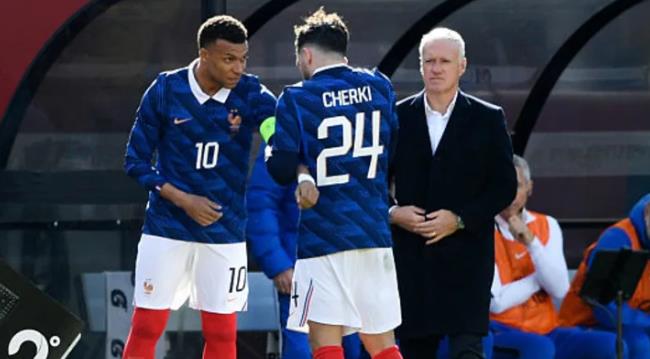 Rayan Cherki – 5/10: Tiền đạo của Man City có một ngày thi đấu dưới sức. Dù thi đấu nỗ lực và tạo ra một vài pha xử lý sáng nước ở 30 phút đầu, nhưng việc để mất bóng quá nhiều khiến anh không để lại nhiều dấu ấn.

Desire Doue – 8/10: Cầu thủ xuất sắc nhất trận đấu. Ngôi sao của PSG ghi liền hai bàn thắng đầu tiên cho ĐTQG bằng những cú sút uy lực và hiểm hóc (phút 29 và 56), tiếp tục khẳng định phong độ hủy diệt trong thời gian gần đây.

Marcus Thuram – 7/10: Sau 25 phút đầu "tàng hình", Thuram đã bùng nổ mạnh mẽ. Anh trực tiếp đánh đầu ghi bàn nâng tỷ số lên 2-0 và sau đó kiến tạo cho Doué hoàn tất cú đúp. Một trận đấu cực kỳ hiệu quả của tiền đạo này.