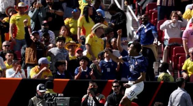 Desire Doue – 8/10: Cầu thủ xuất sắc nhất trận đấu. Ngôi sao của PSG ghi liền hai bàn thắng đầu tiên cho ĐTQG bằng những cú sút uy lực và hiểm hóc (phút 29 và 56), tiếp tục khẳng định phong độ hủy diệt trong thời gian gần đây.

Marcus Thuram – 7/10: Sau 25 phút đầu "tàng hình", Thuram đã bùng nổ mạnh mẽ. Anh trực tiếp đánh đầu ghi bàn nâng tỷ số lên 2-0 và sau đó kiến tạo cho Doué hoàn tất cú đúp. Một trận đấu cực kỳ hiệu quả của tiền đạo này.