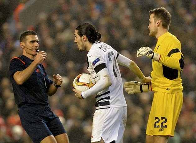 Thủ m&ocirc;n Mignolet khiến Liverpool hứng chịu hậu quả v&igrave; giữ b&oacute;ng qu&aacute; l&acirc;u.