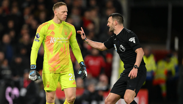 Trọng t&agrave;i thường nhắc nhở thủ m&ocirc;n về việc c&acirc;u giờ trước khi r&uacute;t thẻ phạt.