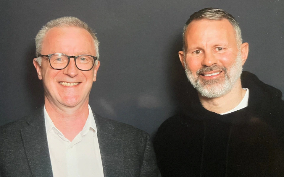 Phóng viên chụp ảnh cùng Ryan.