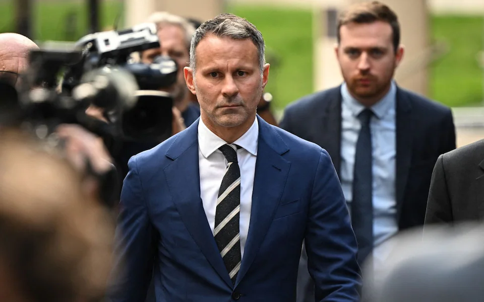 Ryan Giggs rời tòa án vào năm 2022.