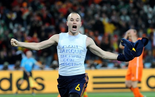 Ảnh bài viết Cởi áo ăn mừng và bản ngã hoang dại của bóng đá