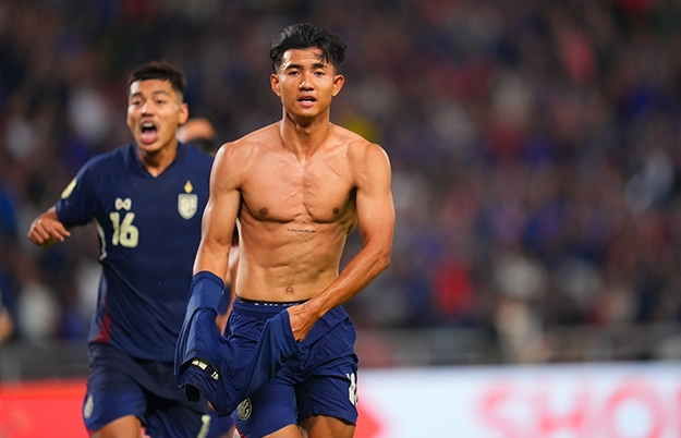 Cởi &aacute;o ăn mừng thường l&agrave; phản xạ v&ocirc; điều kiện của cầu thủ.