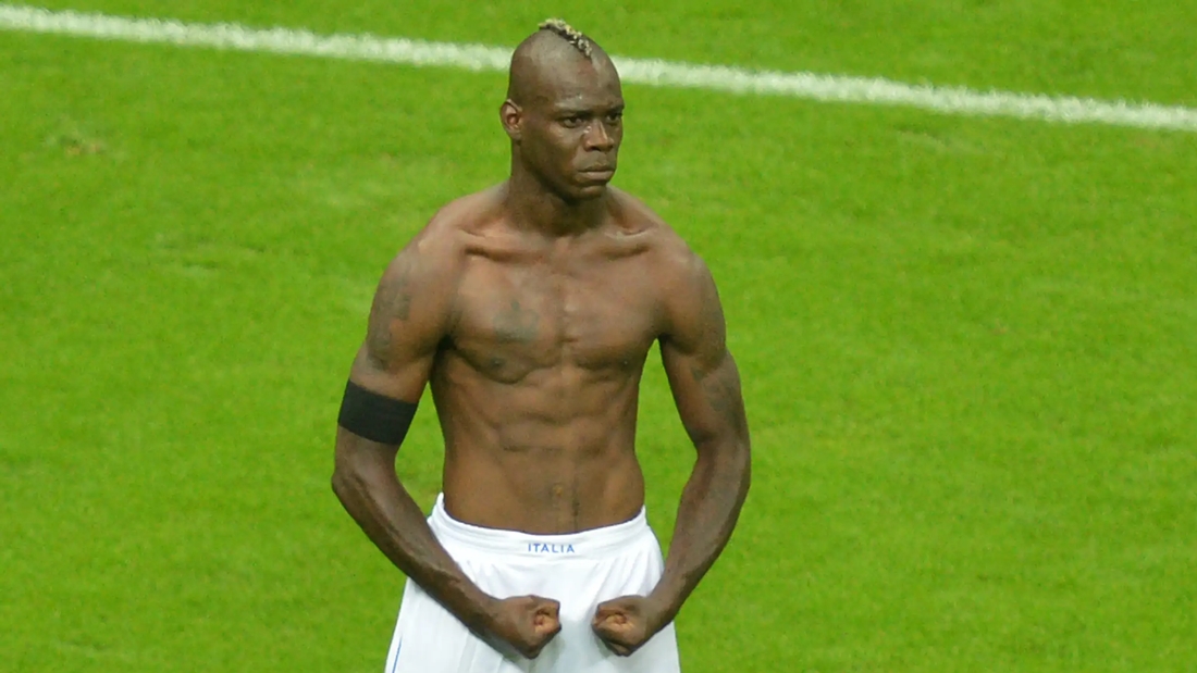 Mario Balotelli v&agrave; h&igrave;nh ảnh biểu tượng ở EURO 2012.