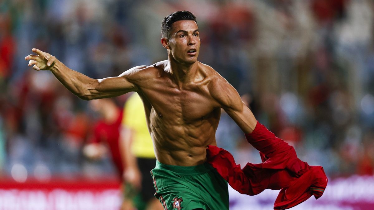 Cristiano Ronaldo cũng c&oacute; những pha cởi &aacute;o ăn mừng đ&aacute;ng ch&uacute; &yacute;.