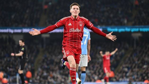 Elliot Anderson đang được cả 2 &ocirc;ng lớn th&agrave;nh Manchester theo đuổi.