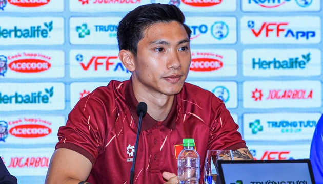 Văn Hậu c&ugrave;ng c&aacute;c đồng đội sẵn s&agrave;ng giải b&agrave;i to&aacute;n Malaysia.