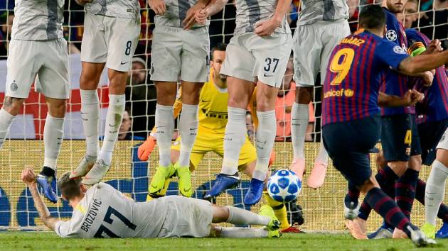 Chiến thuật "hàng rào nằm" được sinh ra để khắc chế những cú đá phạt sệt gầm.