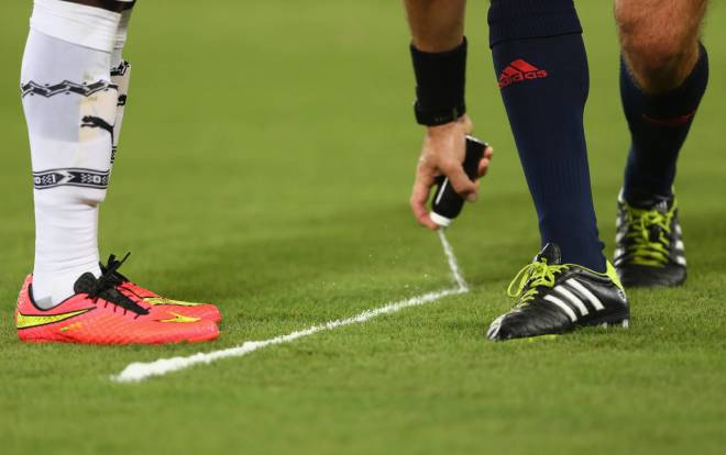 Trọng tài sử dụng bọt xịt tự hủy (Vanishing spray) để đảm bảo hàng rào đứng đúng khoảng cách 9,15m theo luật quy định của FIFA.