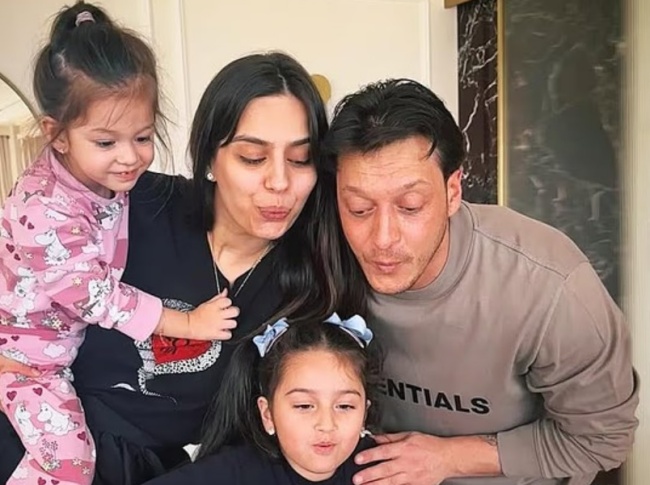 Ảnh bài viết Ozil sống như ông hoàng và đặc quyền thân thiết với Tổng thống