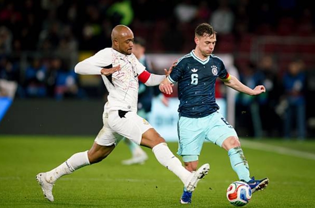 Hậu vệ phải: Joshua Kimmich &ndash; 7 điểm Kimmich đảm nhận vai tr&ograve; kiến thiết từ tuyến dưới bằng c&aacute;ch thường xuy&ecirc;n b&oacute; v&agrave;o trung lộ để điều tiết lối chơi. Anh c&oacute; một pha cản ph&aacute; cực kỳ quan trọng ngăn chặn đường căng ngang nguy hiểm của đối phương. D&ugrave; bỏ lỡ một cơ hội ghi b&agrave;n ở cuối trận khi được đẩy l&ecirc;n đ&aacute; tiền vệ, nhưng m&agrave;n tr&igrave;nh diễn tổng thể của anh vẫn rất ấn tượng.