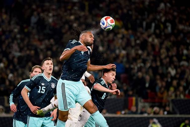 Trung vệ: Jonathan Tah &ndash; 7 điểm Trung vệ của Leverkusen lu&ocirc;n tỏ ra nguy hiểm trong c&aacute;c t&igrave;nh huống d&acirc;ng cao tham gia phạt g&oacute;c v&agrave; gi&agrave;nh chiến thắng &aacute;p đảo trong c&aacute;c pha tranh chấp tay đ&ocirc;i. Tah thi đấu cực kỳ điềm tĩnh v&agrave; kh&ocirc;ng phạm bất kỳ sai lầm n&agrave;o trước khi rời s&acirc;n nhường chỗ cho Antonio R&uuml;diger ngay sau hiệp một.