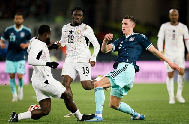 Trung vệ: Nico Schlotterbeck &ndash; 6 điểm Đ&acirc;y l&agrave; một sự cải thiện r&otilde; rệt so với phong độ ngh&egrave;o n&agrave;n của anh trong trận đấu trước đ&oacute;. D&ugrave; kh&ocirc;ng đ&oacute;ng g&oacute;p nhiều v&agrave;o kh&acirc;u lu&acirc;n chuyển b&oacute;ng, Schlotterbeck đ&atilde; c&oacute; nhiều pha thu hồi b&oacute;ng quan trọng v&agrave; một t&igrave;nh huống lăn xả chặn c&uacute; s&uacute;t của đối thủ. Anh phải nhận một thẻ v&agrave;ng v&igrave; pha phạm lỗi cần thiết.