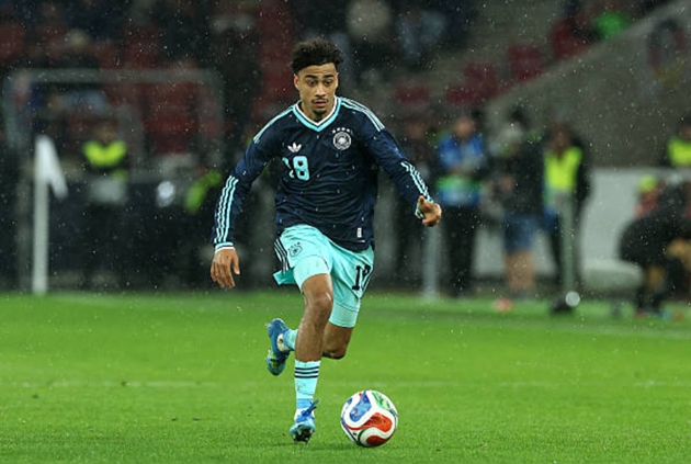 Hậu vệ tr&aacute;i: Nathaniel Brown &ndash; 7 điểm Trong lần đầu ti&ecirc;n đ&aacute; ch&iacute;nh cho đội tuyển quốc gia, hậu vệ trẻ n&agrave;y đ&atilde; thể hiện sự điềm tĩnh đ&aacute;ng kinh ngạc. Brown cho thấy khả năng ph&ograve;ng ngự một đối một xuất sắc, đặc biệt l&agrave; t&igrave;nh huống ngăn chặn Prince Adu trong hiệp một. Anh rời s&acirc;n ở ph&uacute;t 60 để nhường chỗ cho đ&agrave;n anh David Raum.