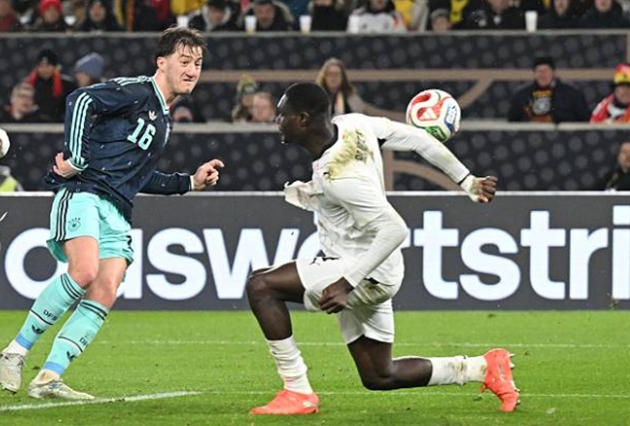 Tiền vệ ph&ograve;ng ngự: Angelo Stiller &ndash; 6 điểm Đ&oacute;ng vai tr&ograve; mỏ neo điều tiết nhịp độ ở khu vực giữa s&acirc;n. Ch&iacute;nh c&uacute; dứt điểm của Stiller đ&atilde; khiến b&oacute;ng chạm tay hậu vệ đối phương, mang về quả phạt đền cho Havertz mở tỷ số. Anh rời s&acirc;n ở ph&uacute;t 60 khi HLV Nagelsmann thực hiện c&aacute;c điều chỉnh chiến thuật.