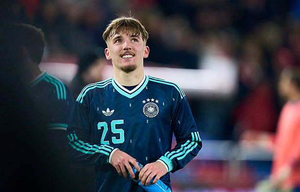 Karl g&acirc;y ấn tượng mạnh trong lần đầu ti&ecirc;n l&ecirc;n tuyển.