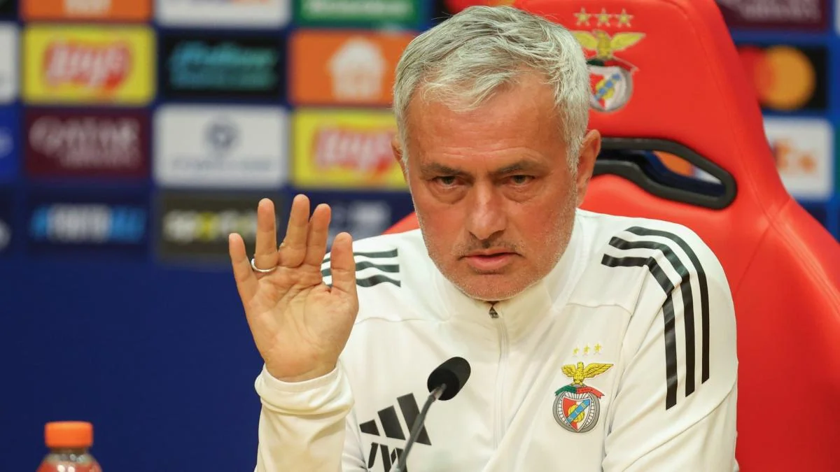 Một HLV, một đạo diễn, một kẻ thao t&uacute;ng.