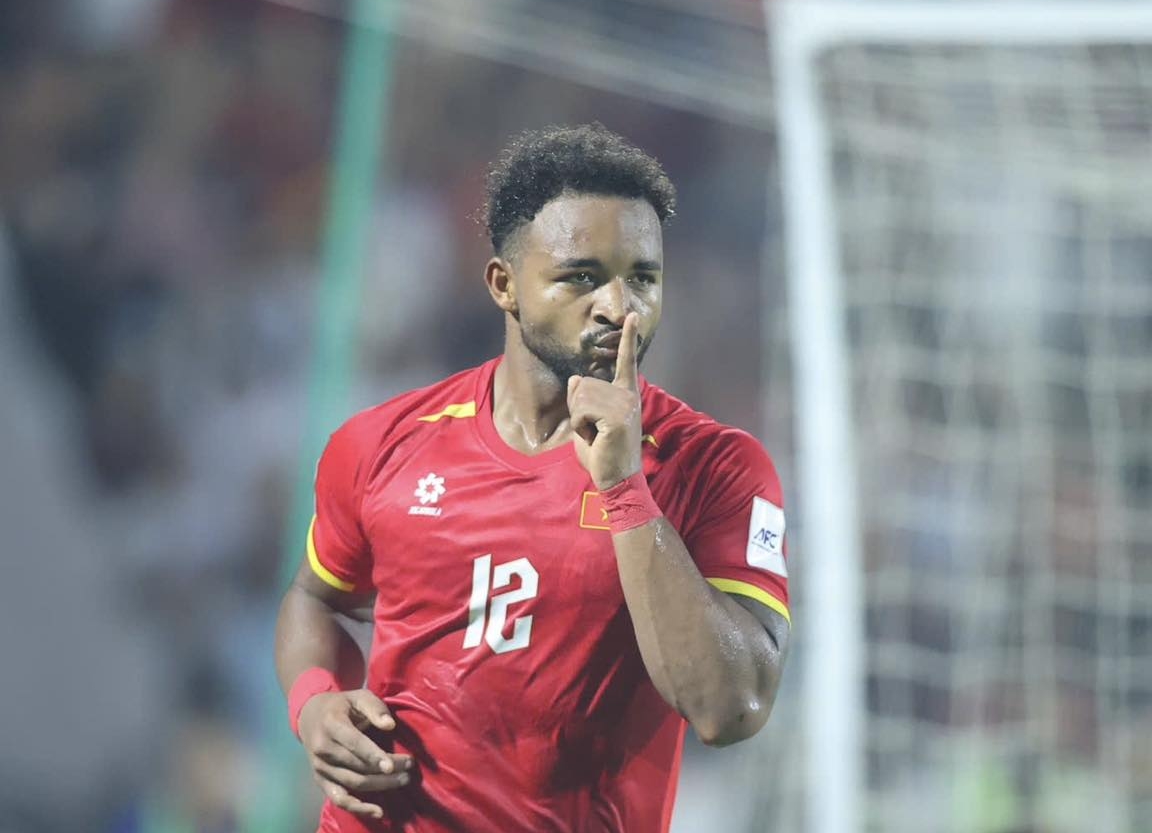 Nguyễn Xu&acirc;n Son tỏa s&aacute;ng trước Malaysia. Ảnh: Nam Định FC.